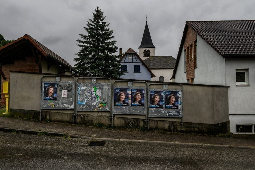 Des affiches électorales de la candidate Renaissance Valérie Hayer, dans la ville de Wilwisheim, dans l'est de la France, le 17 mai 2024